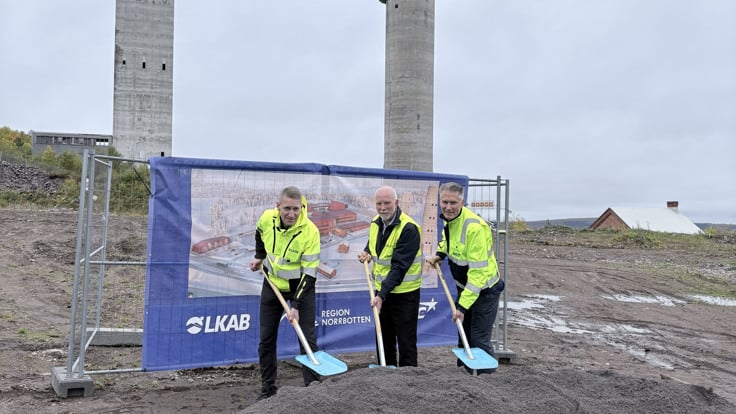 Stefan Hämäläinen, direktör för samhällsutveckling, LKAB, Anders Öberg (s), regionstyrelsens ordförande, Region Norrbotten och Niklas Sparw, affärsområdeschef NCC Building Sverige tar första spadtaget. 