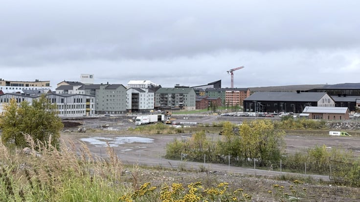 En utsikt &ouml;ver en stad med m&aring;nga byggnader.
