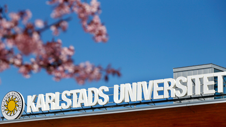 Karlstads universitet, bokst&auml;ver p&aring; en byggnad.