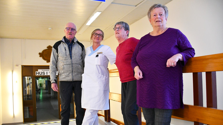 En grupp m&auml;nniskor som st&aring;r bredvid varandra.
