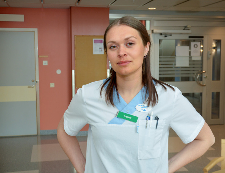 Josefin i arbetskläder.