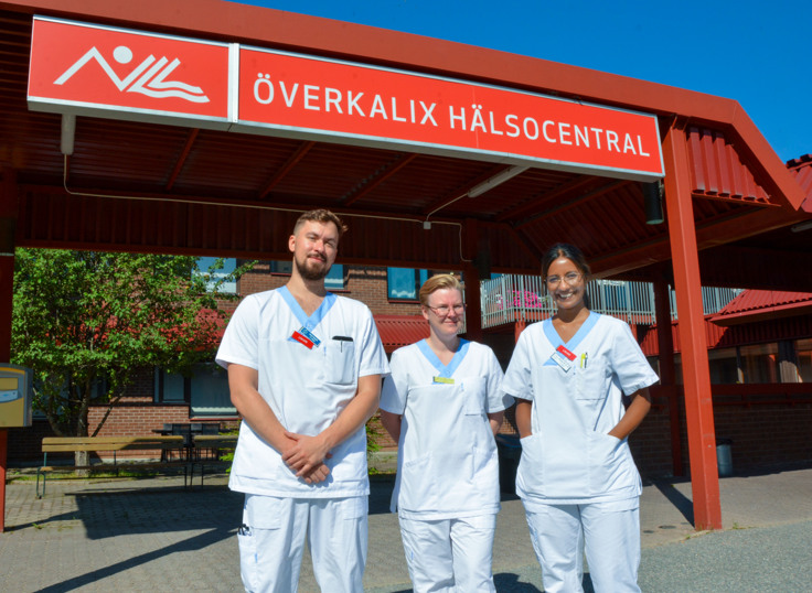 I arbetskläder utanför hälsocentralen.