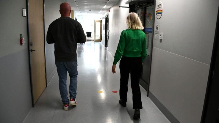 Mika Pellikka och Marianne Karlsson visar v&auml;gen in. P&aring; golvet finns gula prickar att f&ouml;lja fram till samtalsrummet som tillh&ouml;r Trygghetsteamet.&nbsp;