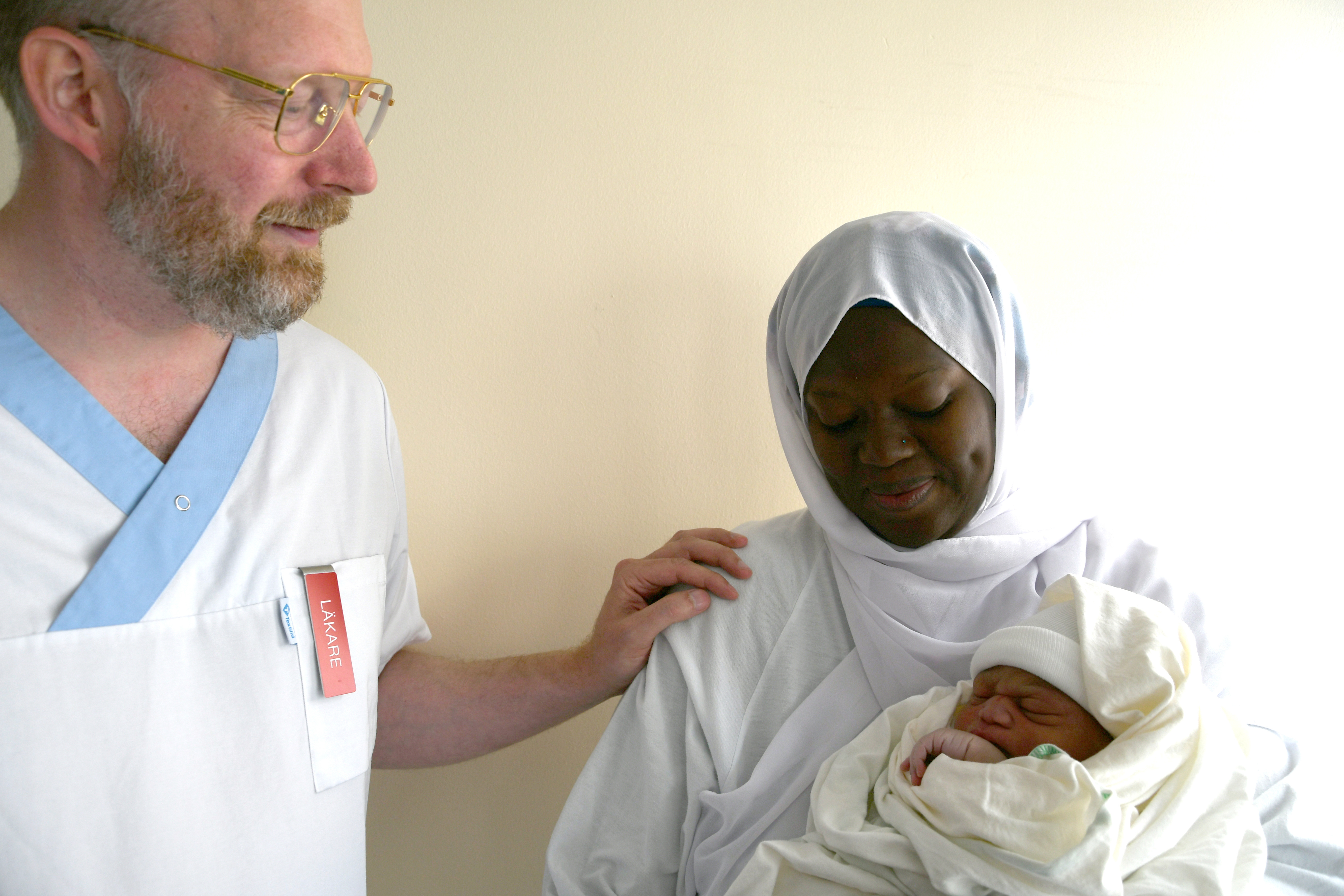 Robert med nyfödde Lamin och hans mamma Fanta.