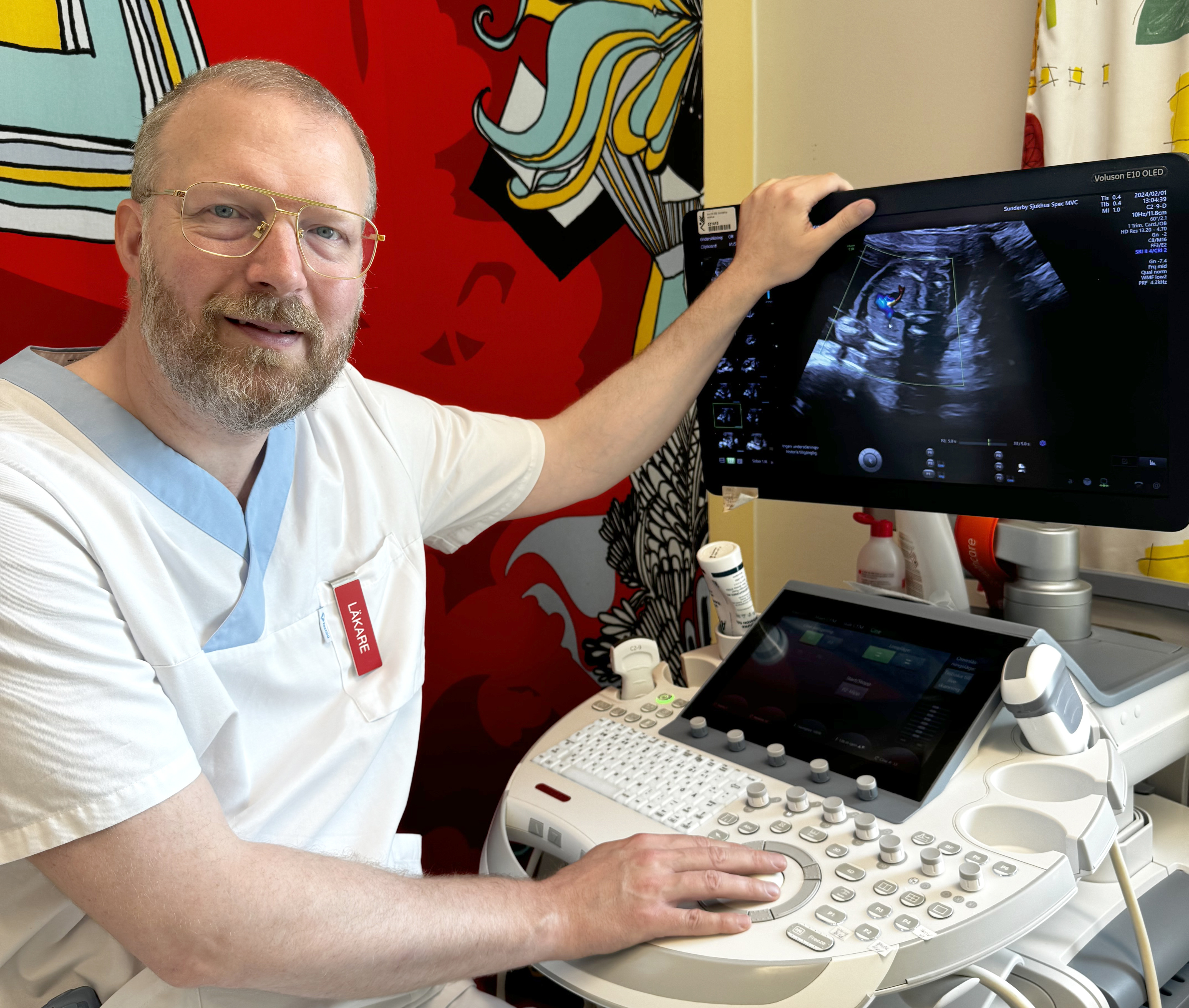 Robert framför ultraljudsapparaten
