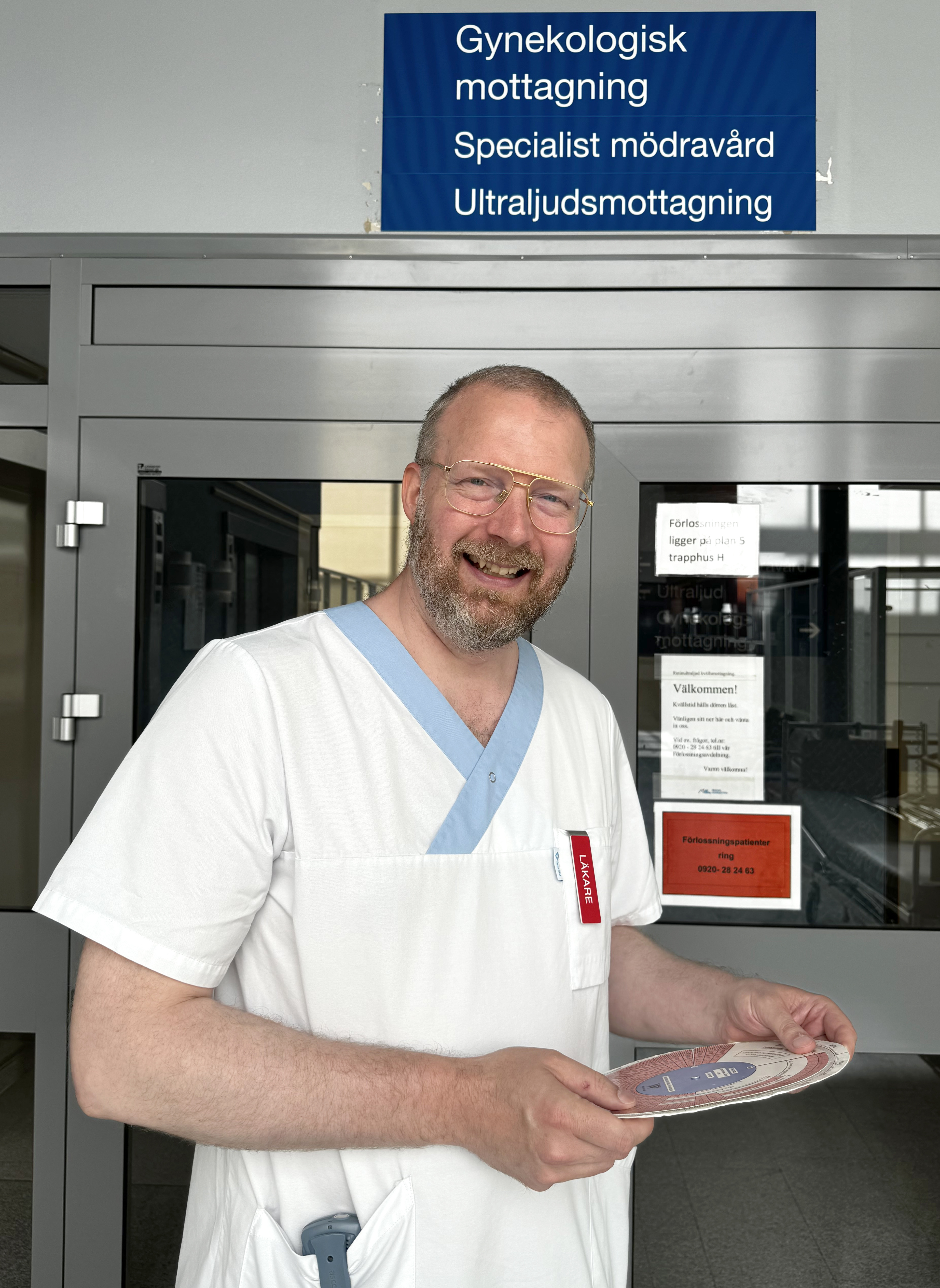 Robert framför förlossningskliniken