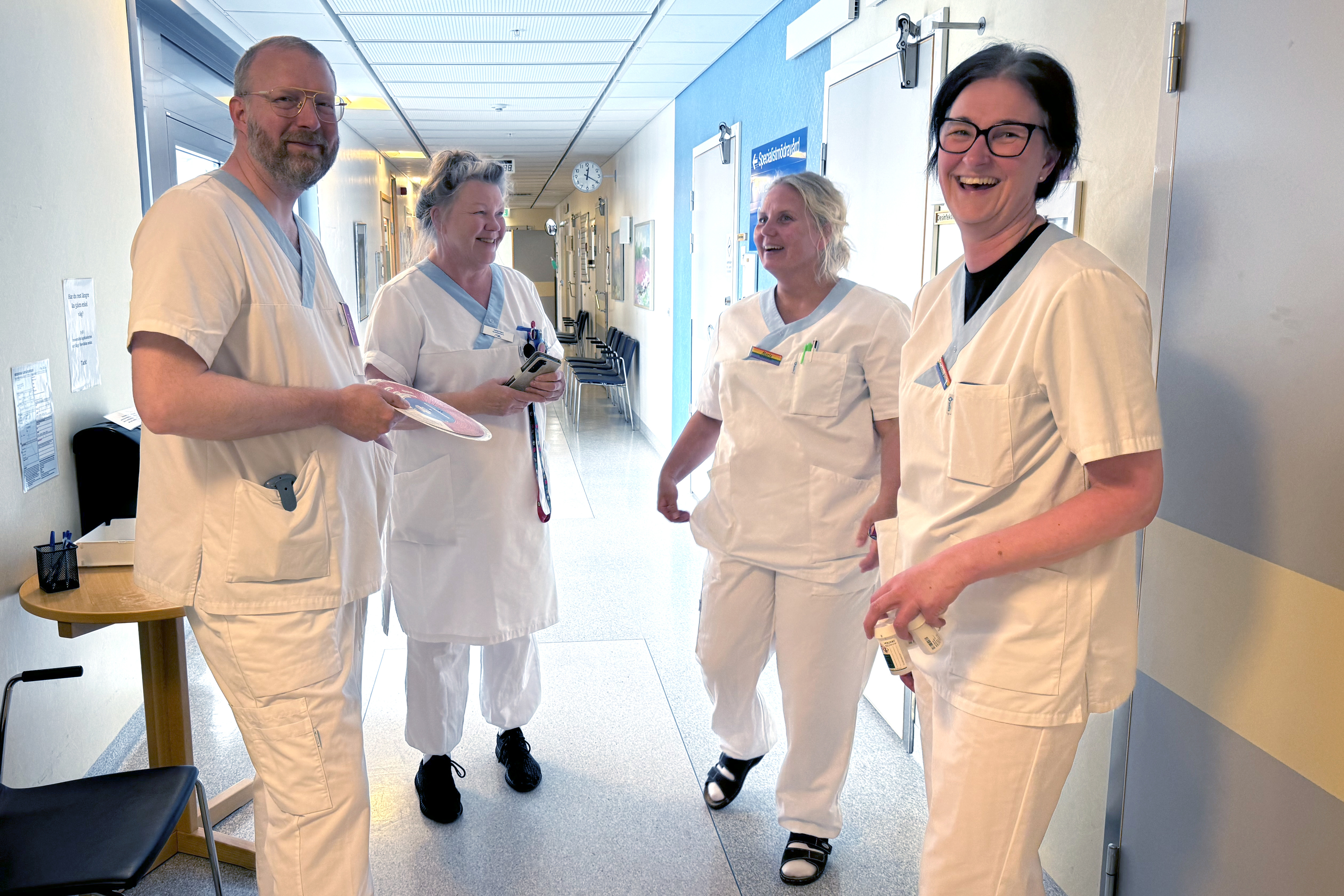 Robert med kollegorna på förlossningen