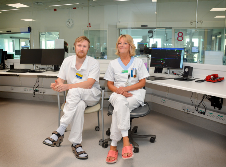 Anna Holmberg och Adam Tunlind, IVA-sjuksk&ouml;terskor, tittar in i kameran.