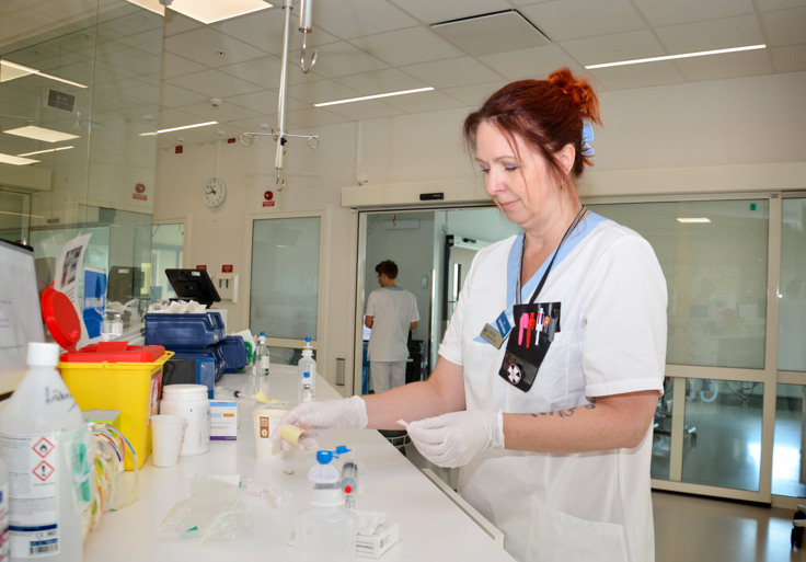 Linda Mj&ouml;rnerud blandar ett l&auml;kemedel till en IVA-patient.