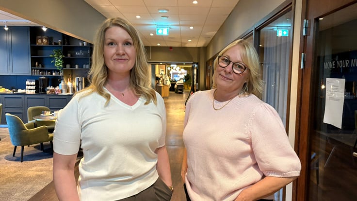 N&aring;gra kvinnor som st&aring;r bredvid varandra.