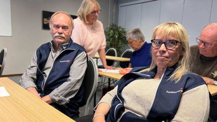 En grupp m&auml;nniskor som sitter runt ett tr&auml;bord.