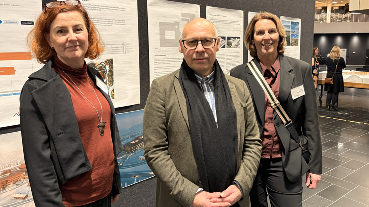 En grupp m&auml;nniskor som st&aring;r bredvid varandra.