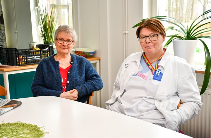 Ingela Malmberg och Kristina Damm i personalrummet.