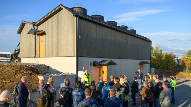 En grupp människor som står utanför en byggnad.