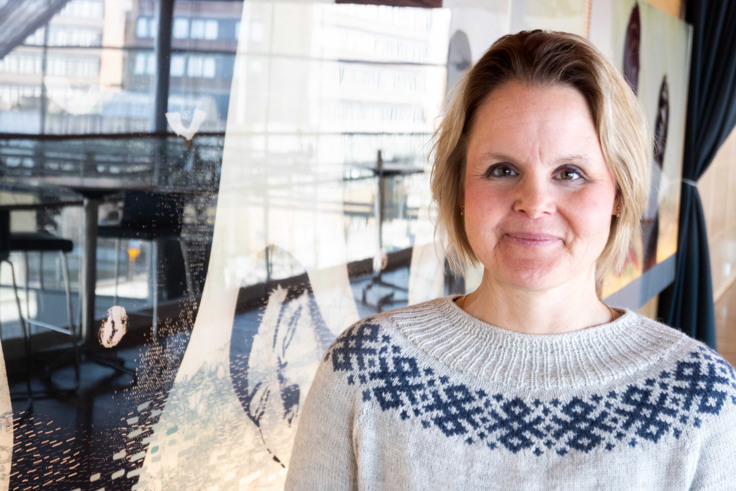 Maria Karlstr&ouml;m i en stickad tr&ouml;ja.