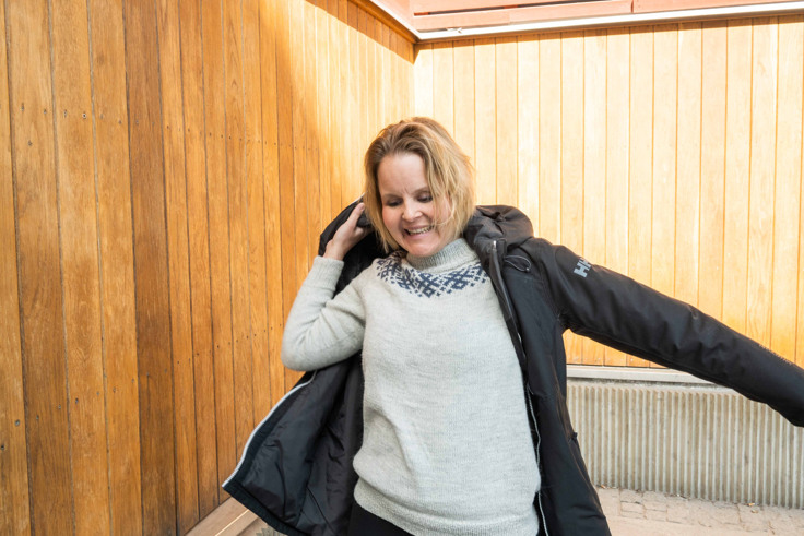 Maria Karlstr&ouml;m tar p&aring; sig jackan.