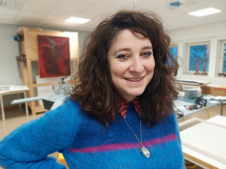 Silvia tittar in i kameran.