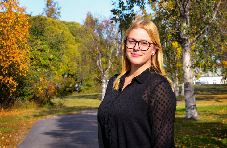 Rebecka tittar in i kameran.