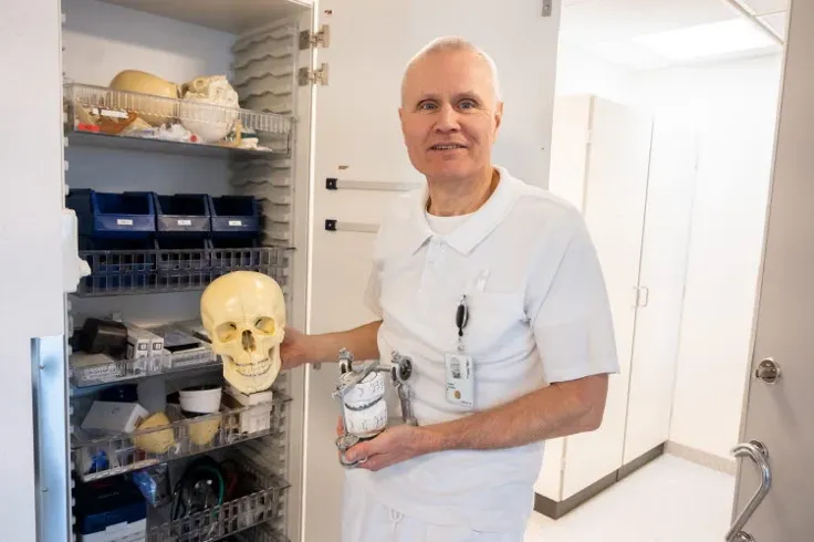 Peter i arbetskläder vid ett skåp.