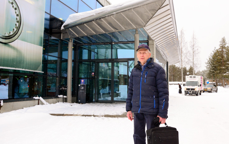 Lennart Englund vid flygplatsens entré.