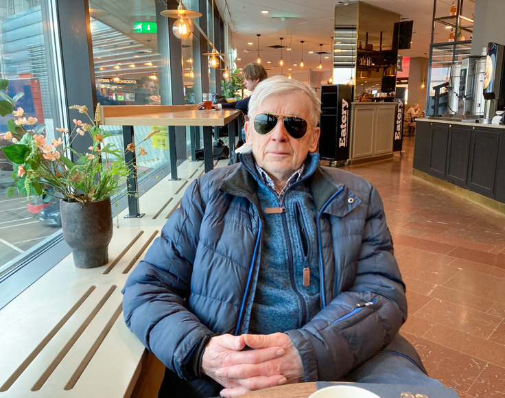 Lennart på flygplatsen.