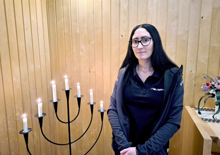 Lisa tittar in i kameran.