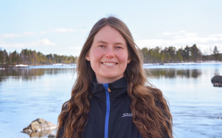 Maja Johansson framf&ouml;r &ouml;ppet vatten.