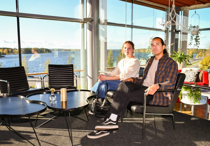 Tv&aring; personer tittar in i kameran.