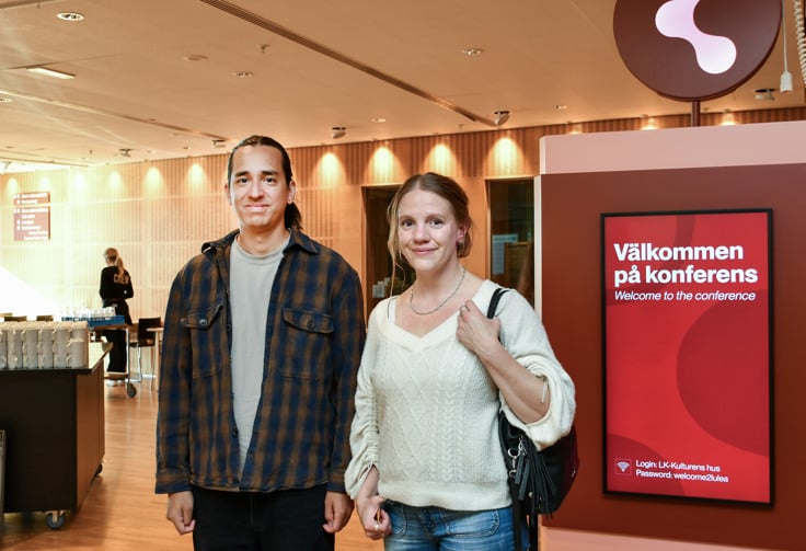 Tv&aring; personer tittar in i kameran.