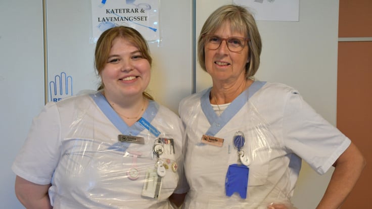 Emilia Mattsson och Annelie Samnerud visar hur skyddsf&ouml;rkl&auml;de tas p&aring;.