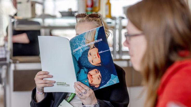 Utmaningarna som grupperna arbetade med kom fr&aring;n Norrbottensstrategin 2040. H&auml;r f&ouml;rdjupar sig Klara Sundsten, Arjeplog, i strategin. Till h&ouml;ger regionr&aring;det Linda Jonsson (V). Foto: Petra &Auml;lvstrand.