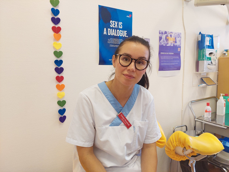Emma tittar in i kameran.