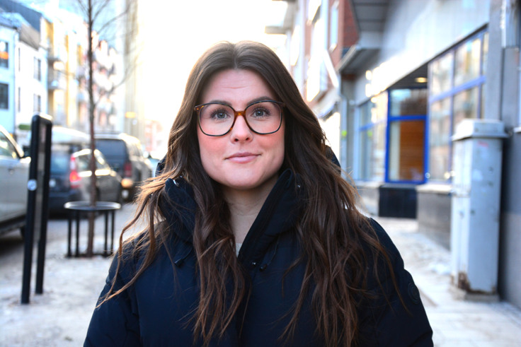 Johanna tittar in i kameran.