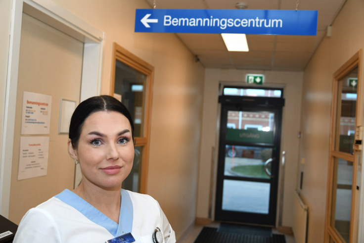 Ida tittar in i kameran