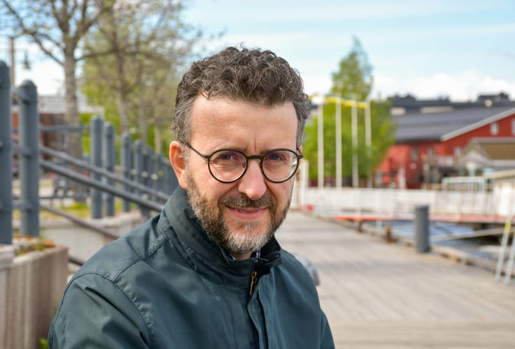 Fernando Mota de Almeida vid vattnet i Norra hamn, Luleå.