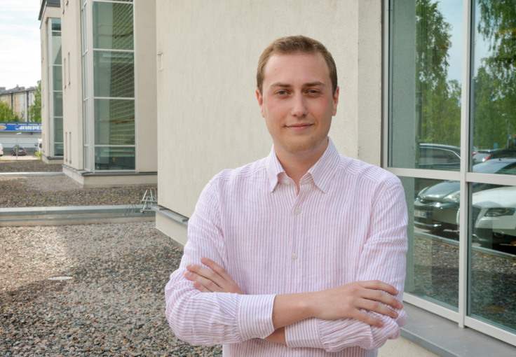Emil tittar in i kameran.