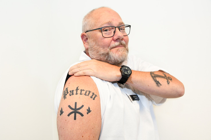Anders tittar in i kameran.
