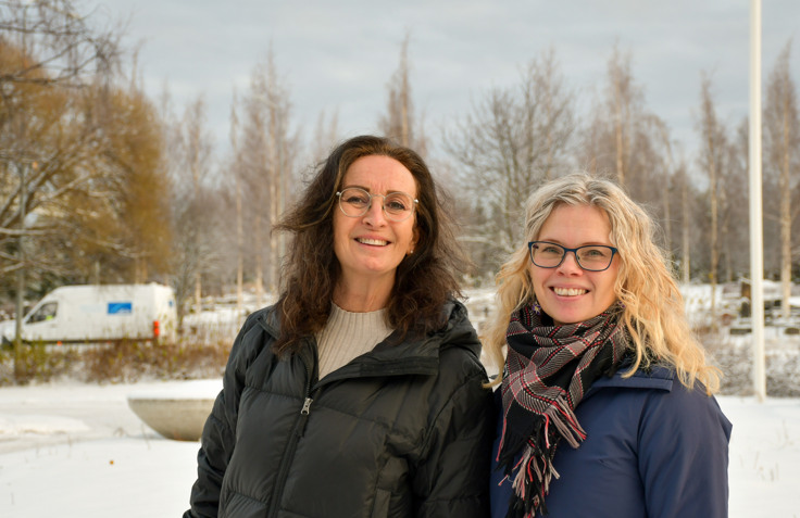 Barbro Backgård och Camilla Fredriksson utomhus i ytterkläder.