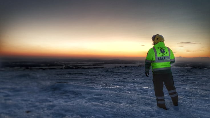 En man st&aring;r p&aring; toppen av en sn&ouml;t&auml;ckt sluttning.