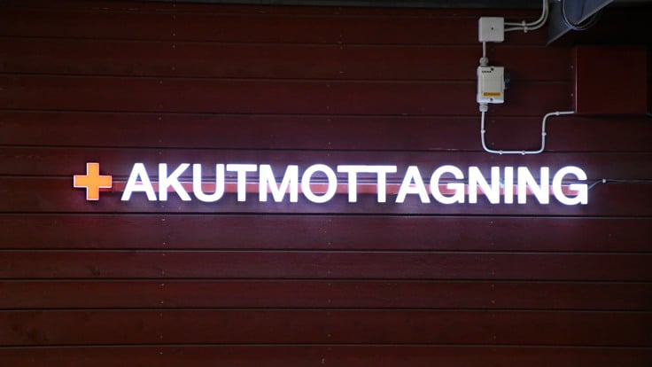 En skylt med texten &rdquo;akutmottagning&rdquo; p&aring; en v&auml;gg.