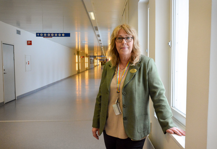 Susanne tittar in i kameran.