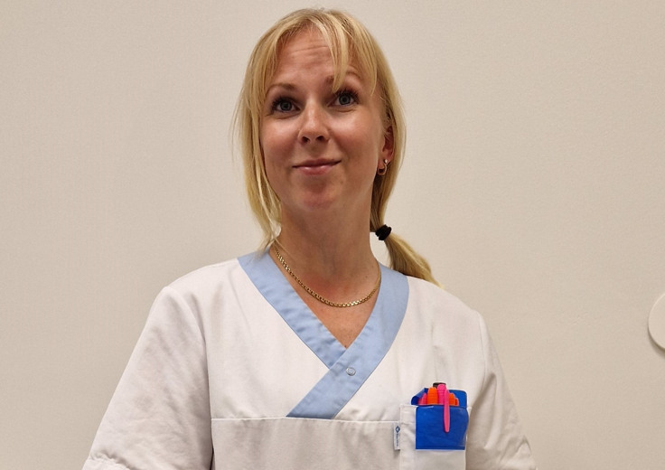 Pernilla i arbetskläder.