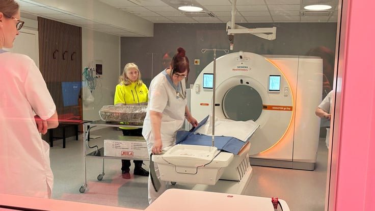En grupp m&auml;nniskor som st&aring;r i en r&ouml;ntgensal.