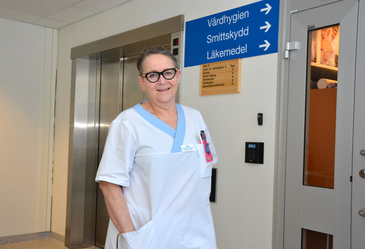 Mia tittar in i kameran.