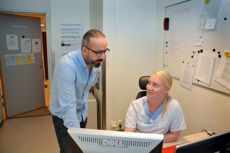 Ali Madhloom och Linnea Westergren vid en datorskärm.