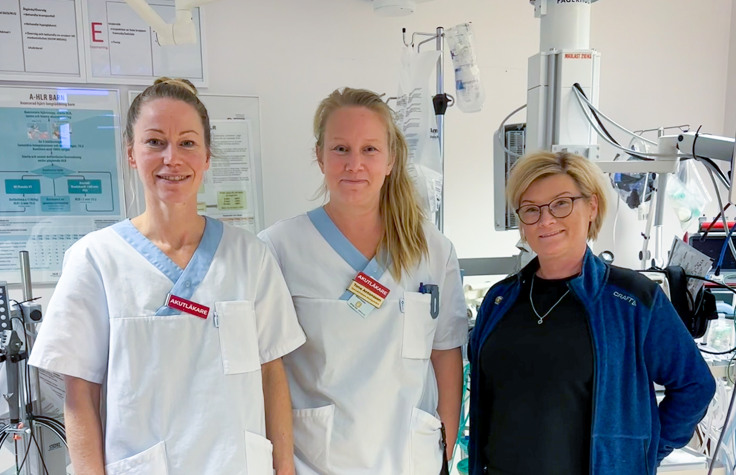 Tre kvinnor står i ett undersökningsrum på akutmottagningen i Kiruna.