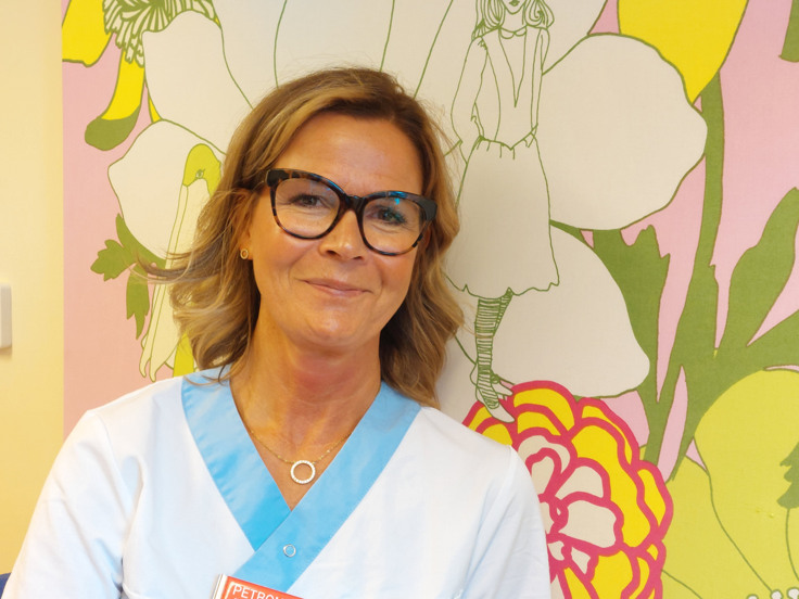 Petronella i arbetskläder.