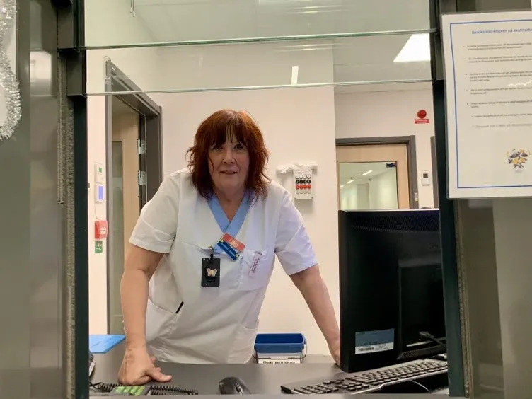 Ann-Louise st&aring;r i receptionen