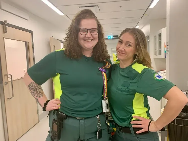 Evelina och Fanny st&aring;r i en korridor