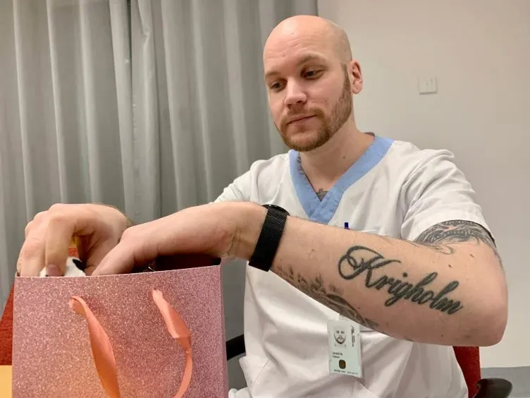 Jokaim packar julg&aring;vor i en presentp&aring;se